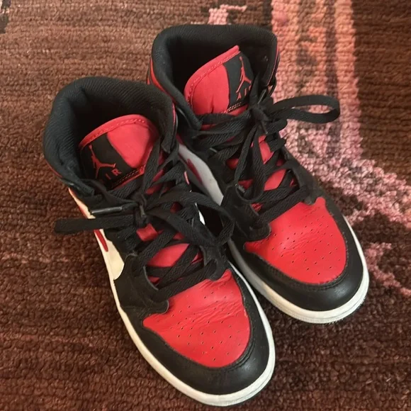 Air Jordan Kids 1 Mid "Chicago Black Toe" sneakers - Picture 1 of 5